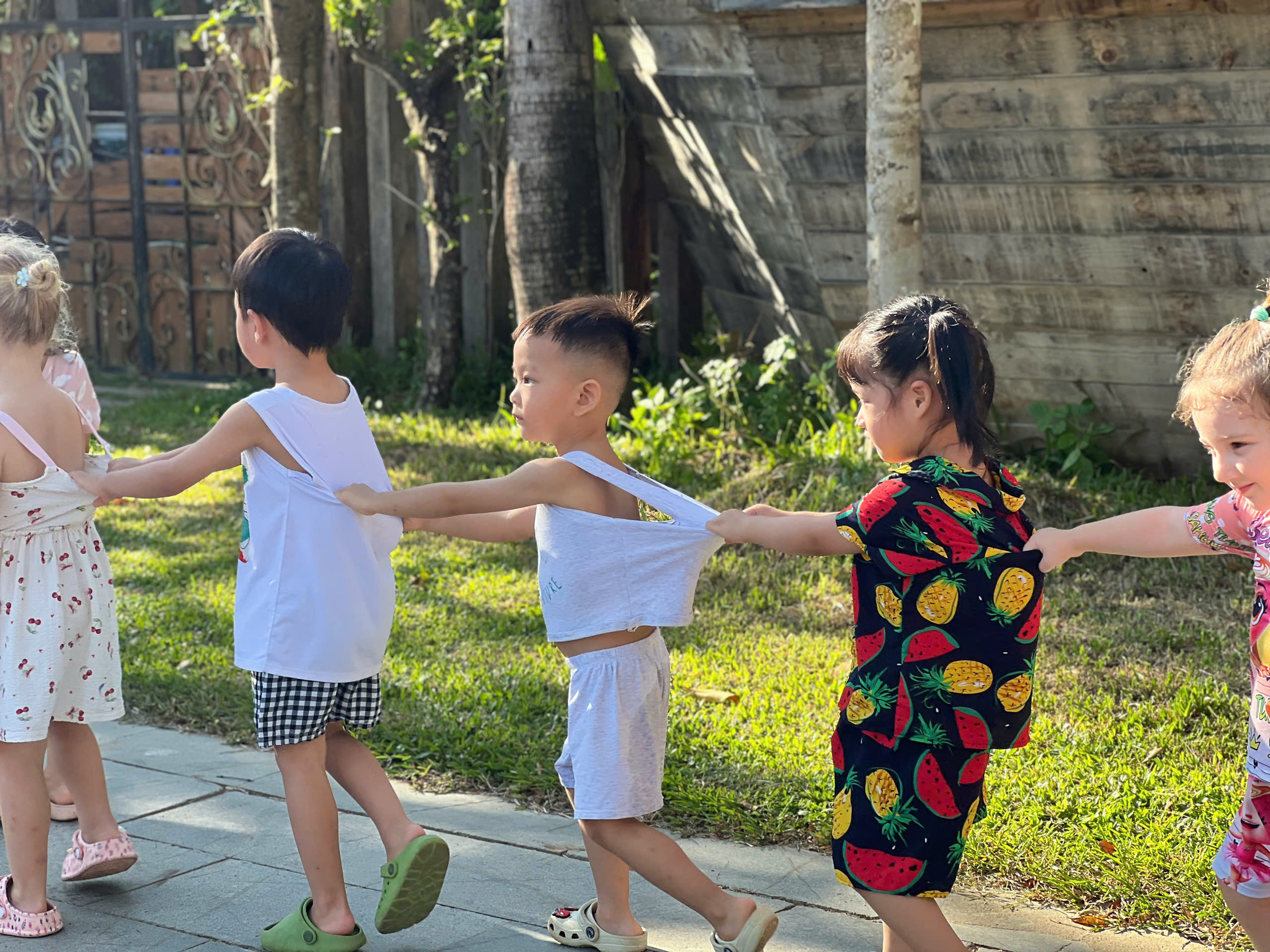 Trẻ Học Được Gì Từ Sự Tự Do Và Trải Nghiệm